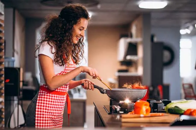 mulher a cozinhar